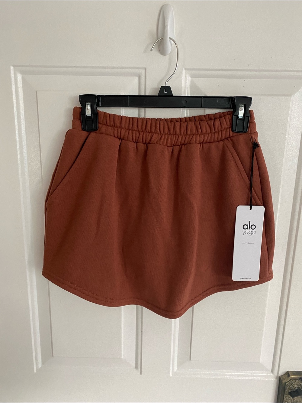 Alo Yoga High-Waist Accolade Sweatshirt Skirt in Rust